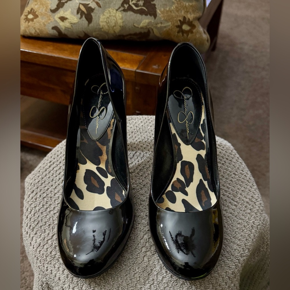 Jessica Simpson - Black Patent Leather pump 9 1/2 worn once (101)